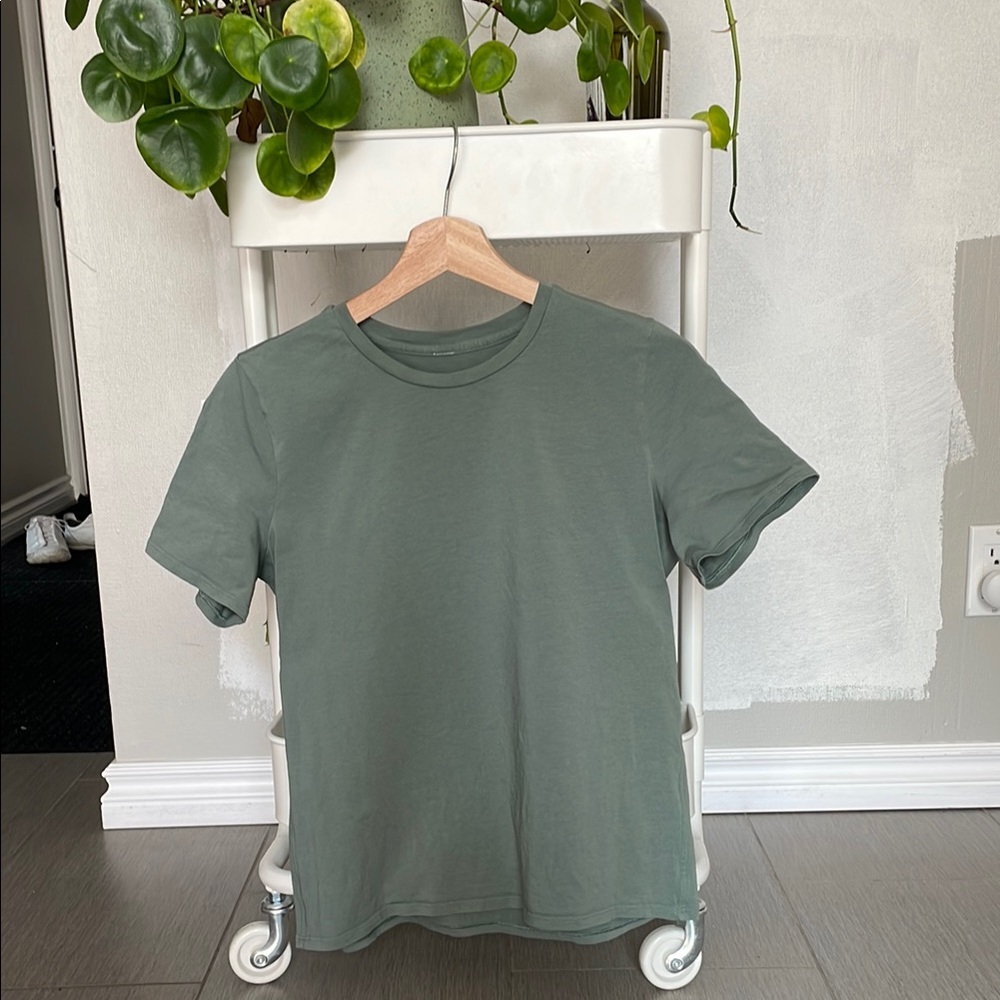 Lululemon Love Crew neck T-Shirt
Size 6
Like New